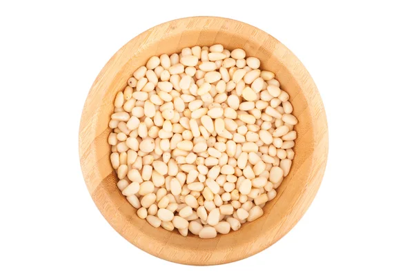 Ahşap kase içinde sedir fındık