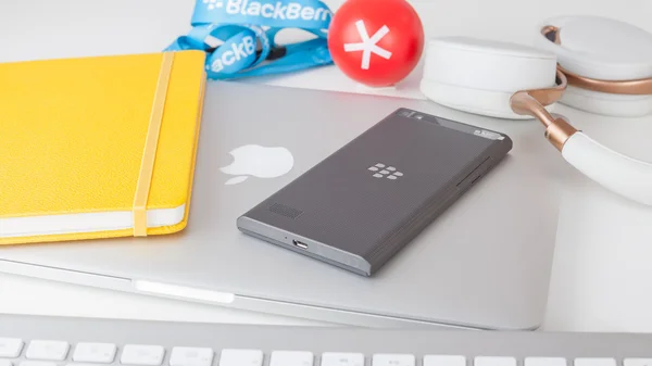 Skok BlackBerry, Apple Macbook i nauszniki — Zdjęcie stockowe