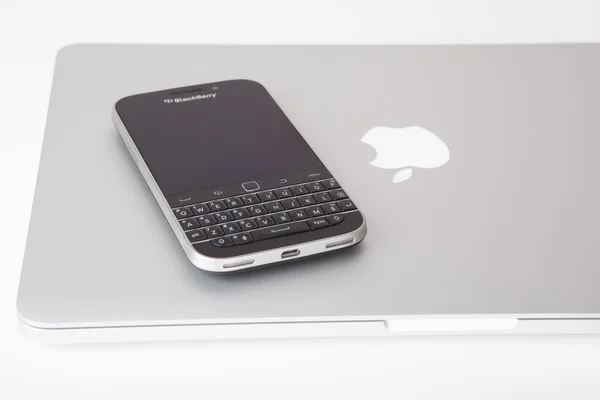 BlackBerry klasik ve Apple Macbook