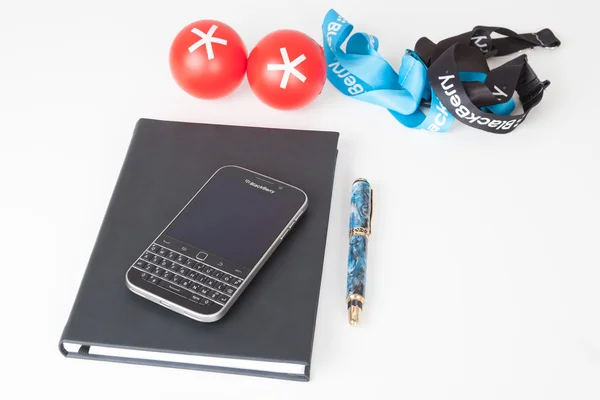 Smartfon BlackBerry Classic i accessorizes — Zdjęcie stockowe