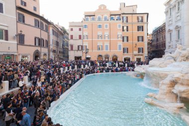 Trevi Fountain yakınındaki turist