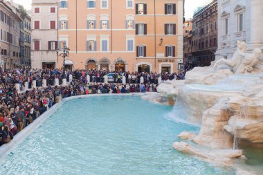 Trevi Fountain yakınındaki turist