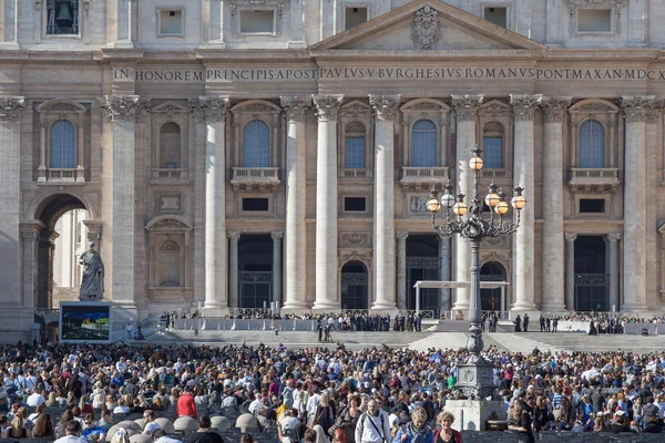 Papal Basilica of St. Peter — Stock Photo, Image