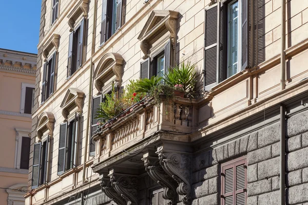 Traditioneller italienischer Balkon — Stockfoto