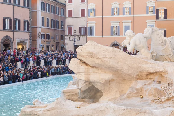 Turister nära Fontana di Trevi — Stockfoto