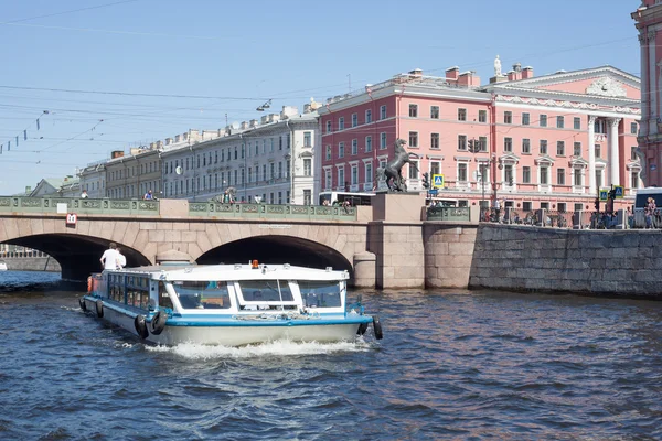 Utflyktsbåt och Anichkov Bridge — Stockfoto