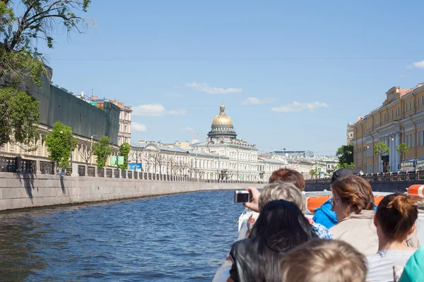 サンクトペテルブルクでの遊覧船 — ストック写真