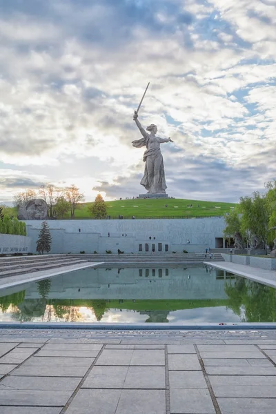 Памятник "Родина зовет" — стоковое фото