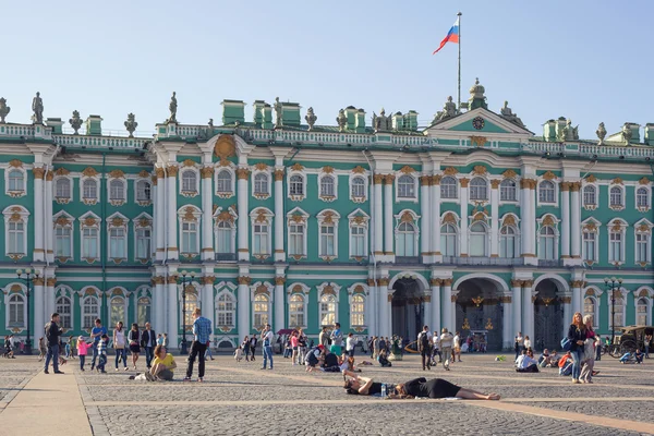 Pessoas que descansam perto de Hermitage — Fotografia de Stock