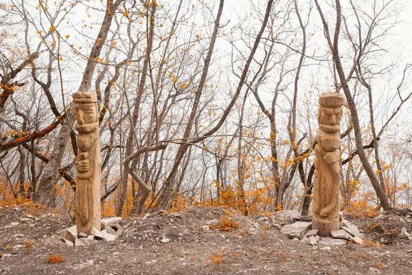 Sonbahar ormandaki pagan putlara