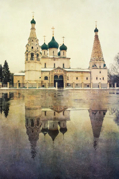 Eglise d'Elias avec son reflet dans la flaque — Photo