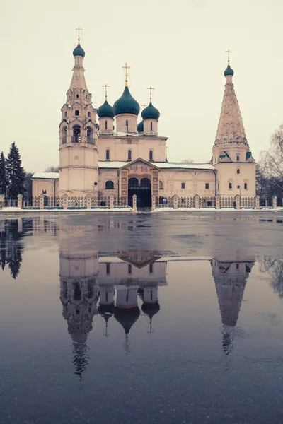 Eglise d'Elias avec son reflet dans la flaque — Photo