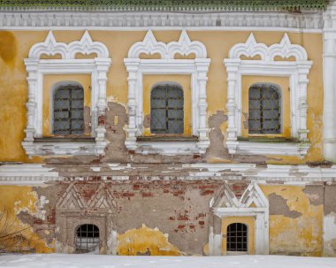 Üç windows ile eski cephe