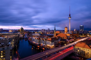 Berlin cityscape günbatımı sırasında