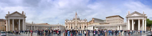 Vista panorámica de la catedral de San Pedro en Roma, Italia — Foto de Stock