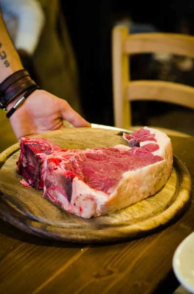 Bir garson tarafından yaptı Fiorentina biftek et