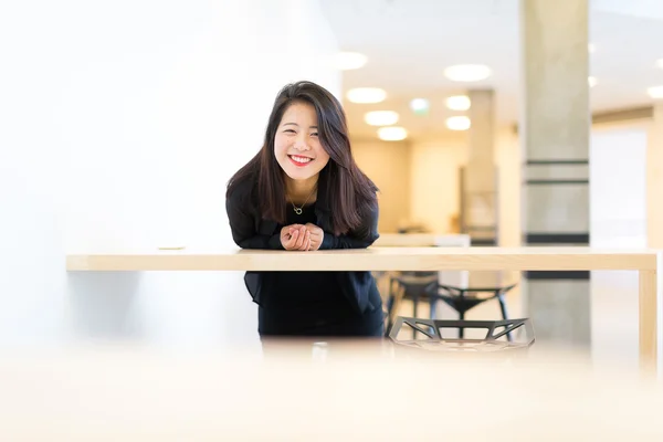 Asijská studentka stojící na výsluní v kampusu — Stock fotografie