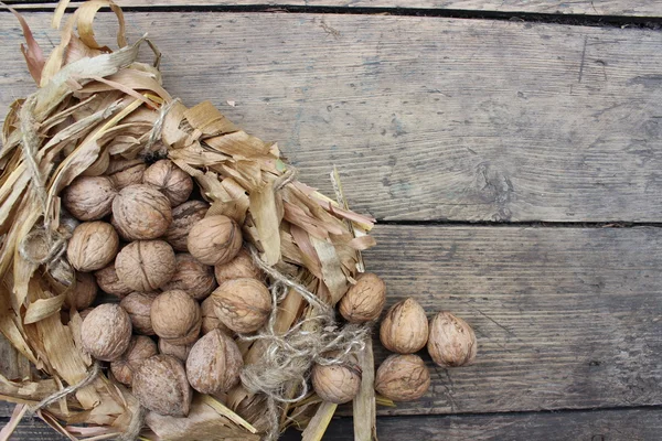 Walnuts.Natural грецкие орехи в деревянной раковине — стоковое фото