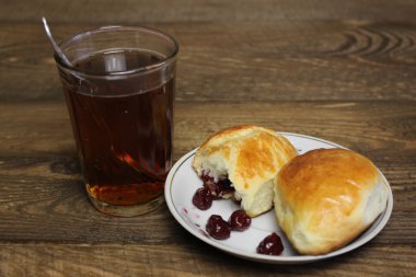 Bardak çay ve kek kiraz ile 