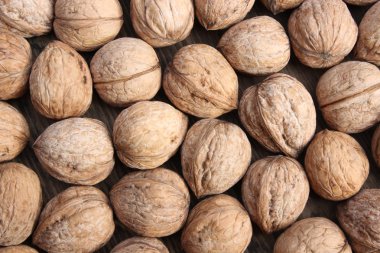 Walnuts.Natural ceviz ahşap bir kabuk