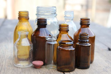 Çok renkli eczane şişeler