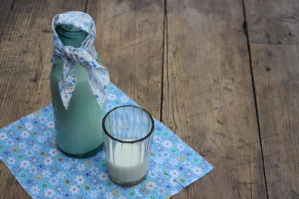 Flaska och ett glas ekologisk mjölk — Stockfoto