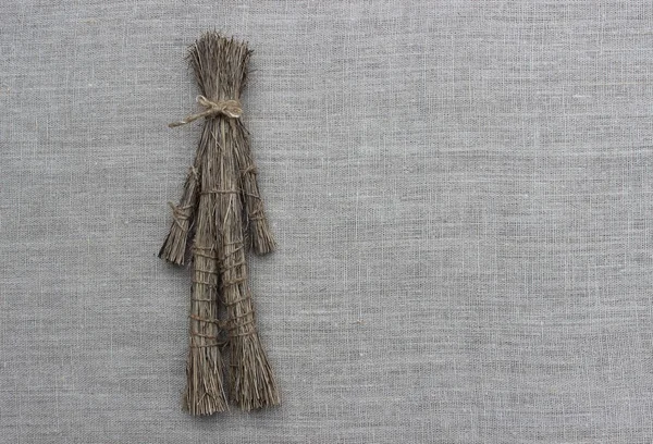 Figures d'hommes fabriqués à partir de l'herbe sèche — Photo