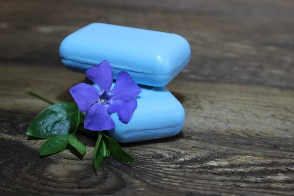 Natural soap and flower periwinkle. — Stock Photo, Image