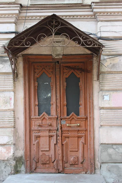 古いぼろぼろの木製のドア. — ストック写真