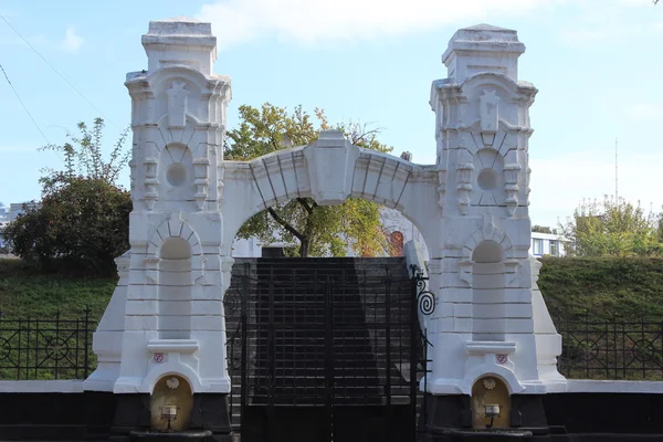 Old stone arch entrance. — Stock Photo, Image