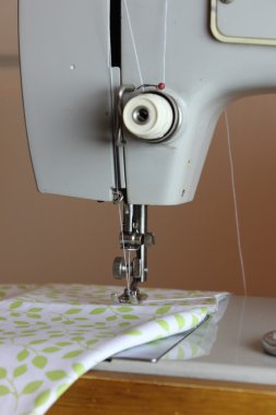 Elektrikli dikiş makinesi.