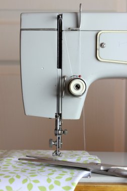 Elektrikli dikiş makinesi.