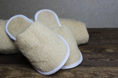 Terlik ve bir havlu.