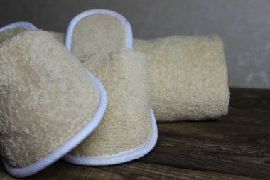 Terlik ve bir havlu.