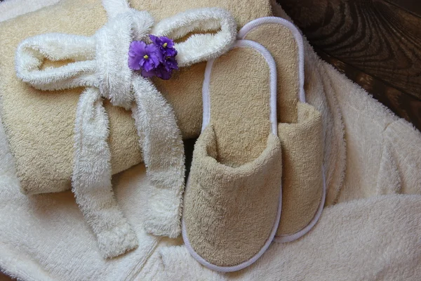 Slippers en een handdoek. — Stockfoto