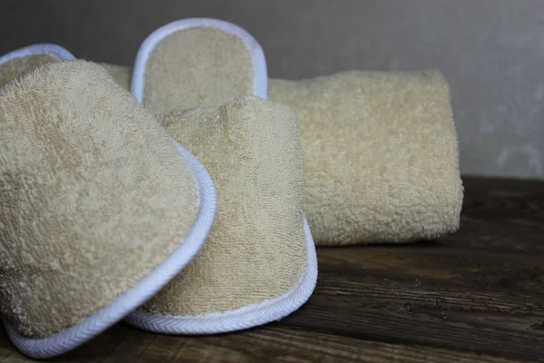 Terlik ve bir havlu.