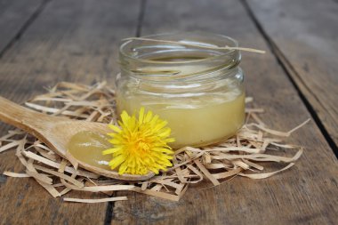 Bir kavanoz içinde doğal bal