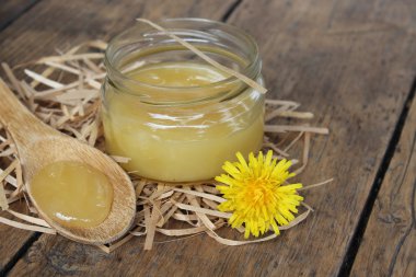 Bir kavanoz içinde doğal bal