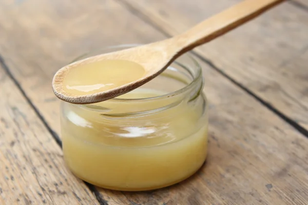 Miel natural en un frasco — Foto de Stock