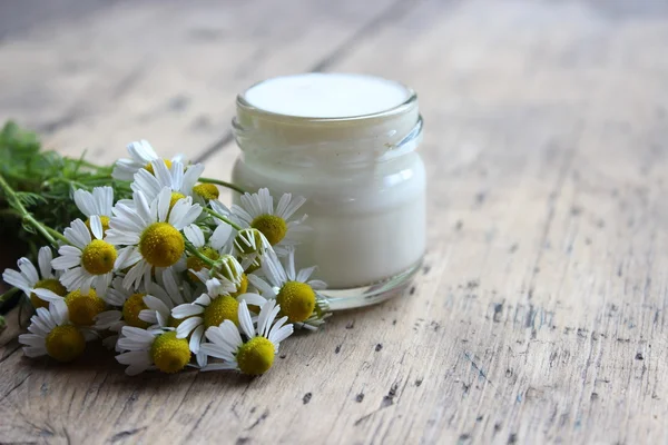 Crema facial con flores de camomila.Cosméticos . —  Fotos de Stock