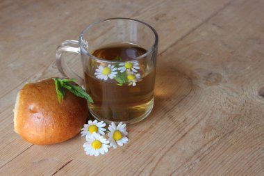 Bardak papatya çayı ve çörek