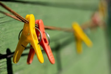 İp üzerinde çok renkli clothespins dönüştürün