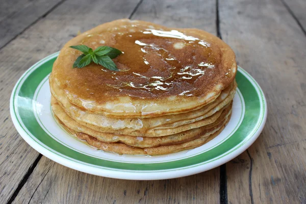 Torta de tortitas con miel — Foto de Stock