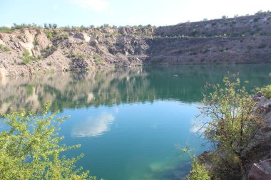 Kayaların ve dağların arasında güzel bir göl. Doğa rezervi.