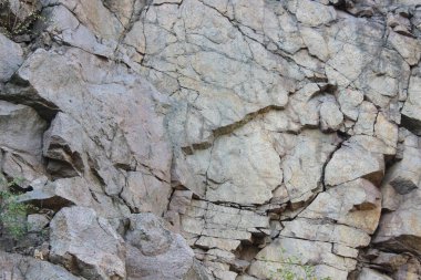 Kayalar ve dağlar. Büyük kayalar ve ağaçlar. Doğa koruma alanı..