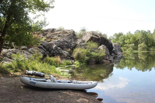 Bateau gonflable sur la rive rocheuse. — Photo