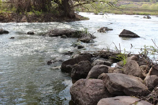 大きな花崗岩の石で川。ステップ。自然 — ストック写真