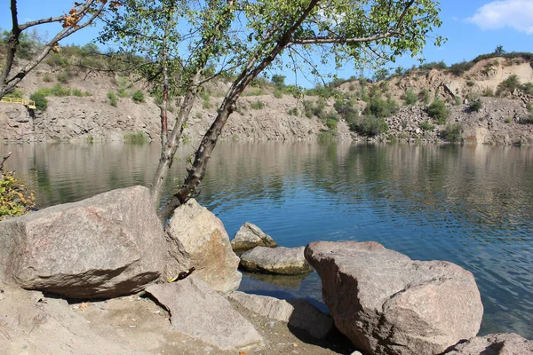 Gyönyörű tó sziklák és hegyek között. Természetvédelmi terület. — Stock Fotó