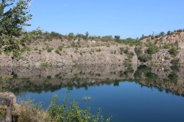 Dağların tepesinde tahta bir masası olan ahşap bir çardak. Dinlenme yeri