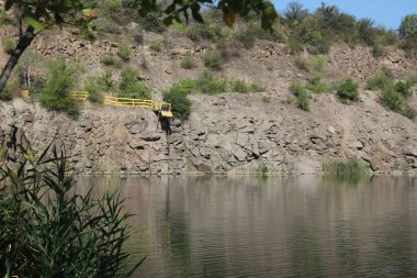 Kayaların ve dağların arasında güzel bir göl. Doğa rezervi